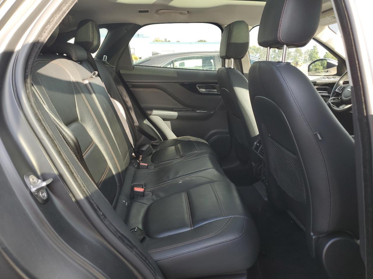 Jaguar F-PACE Prestige Image 11