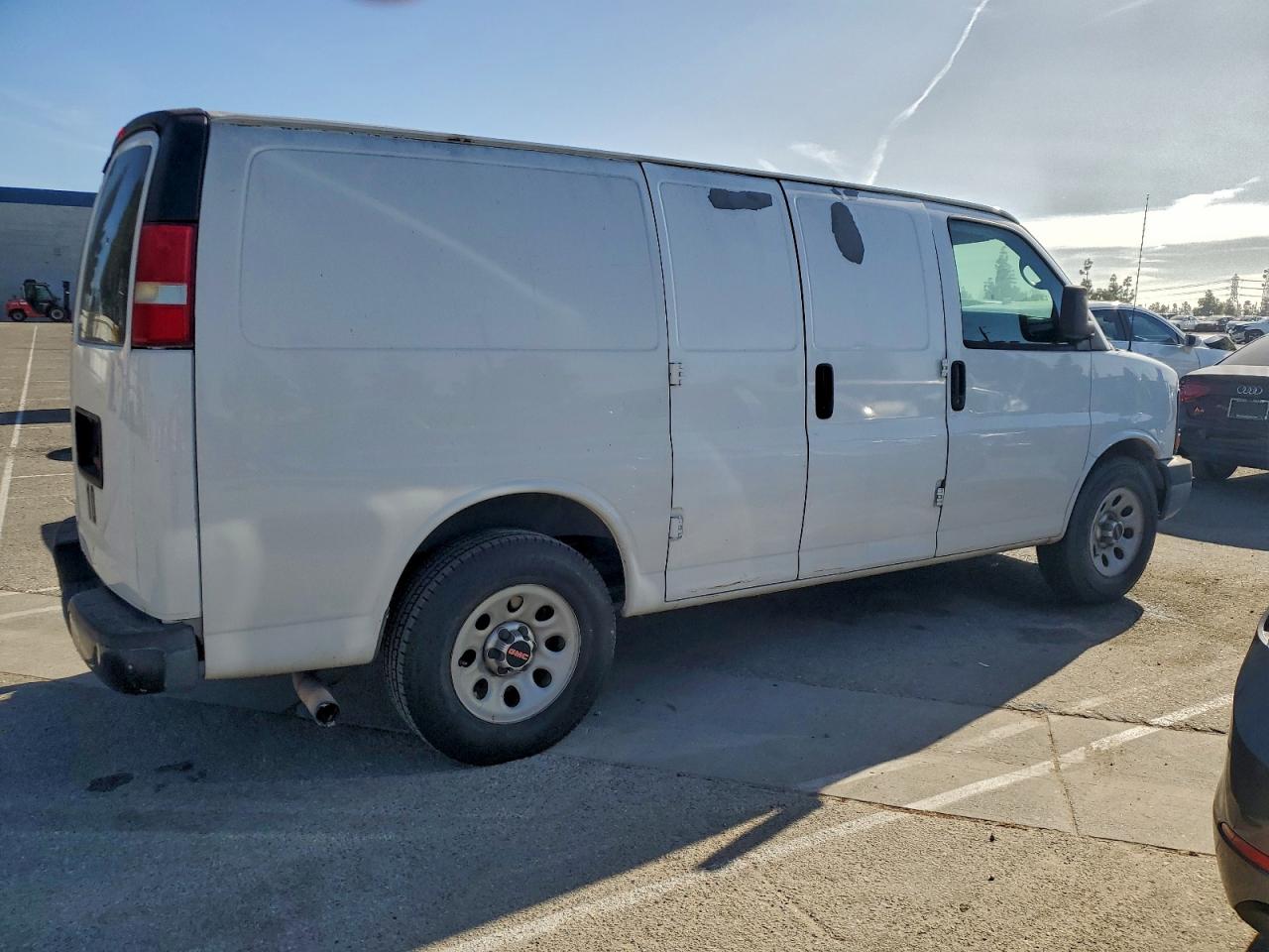 GMC Savana G1500 Image 4