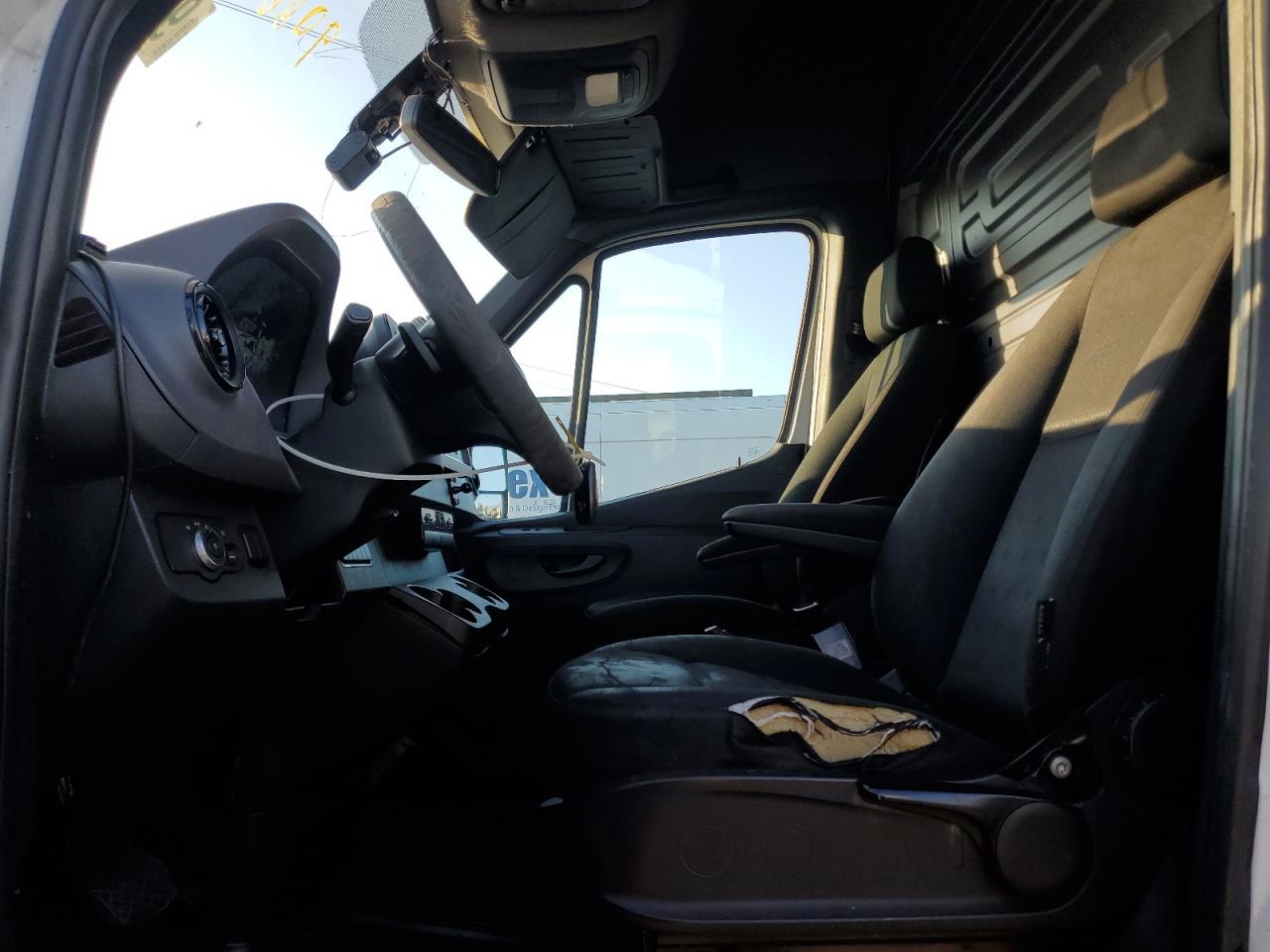 Mercedes-Benz Sprinter 2500/3500 Image 10