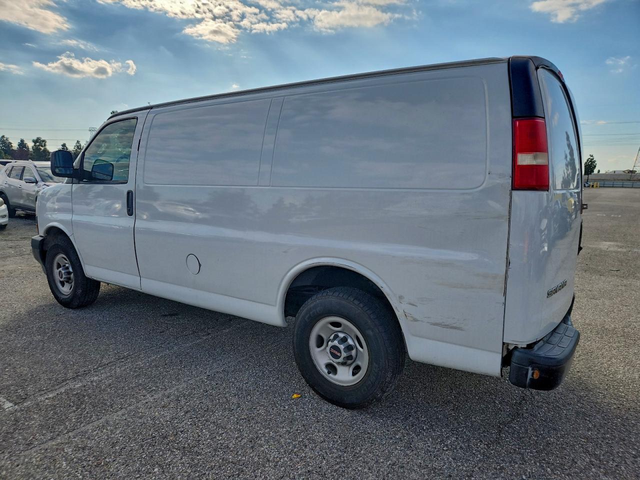 GMC Savana G2500 Image 12