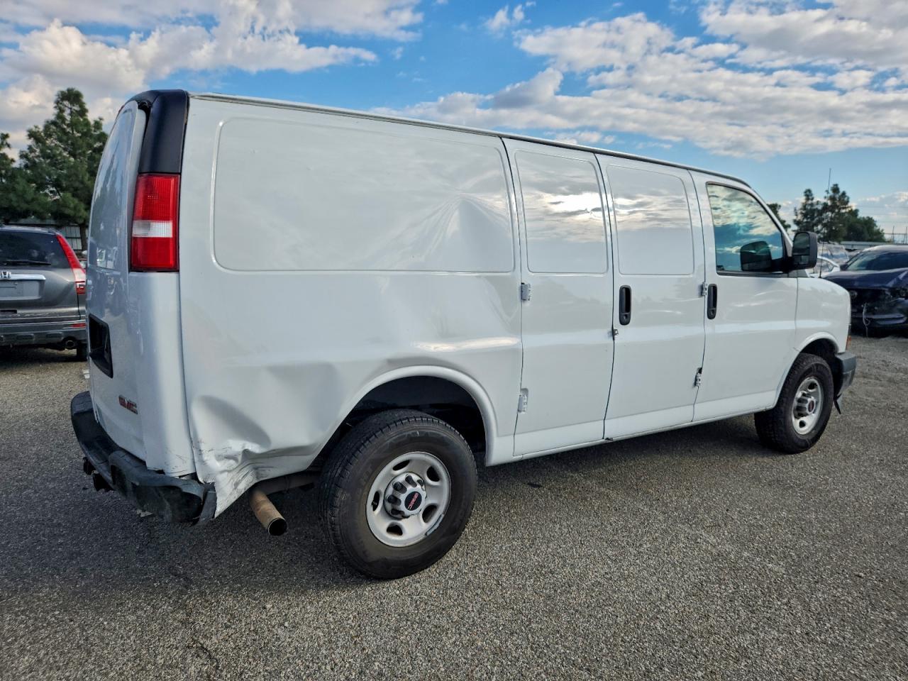 GMC Savana G2500 Image 2
