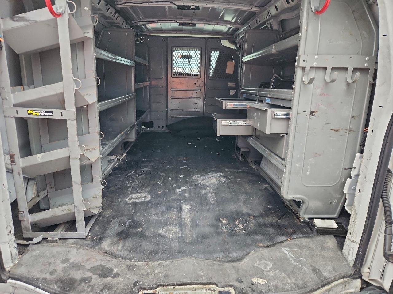 GMC Savana G2500 Image 10