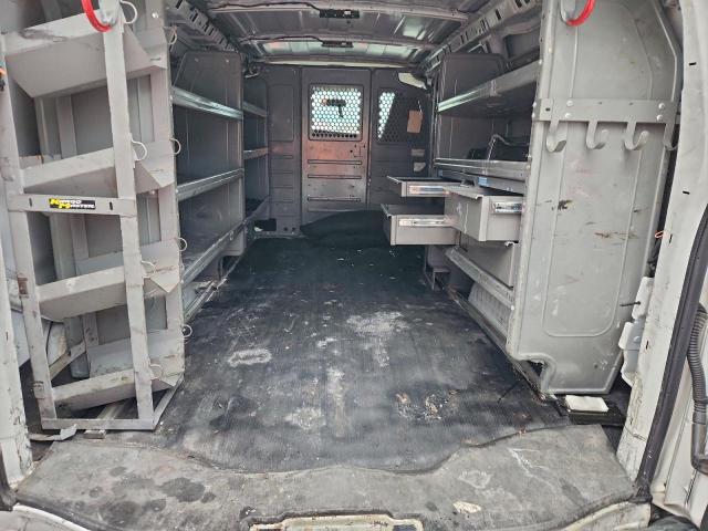 GMC Savana G2500 Image 10