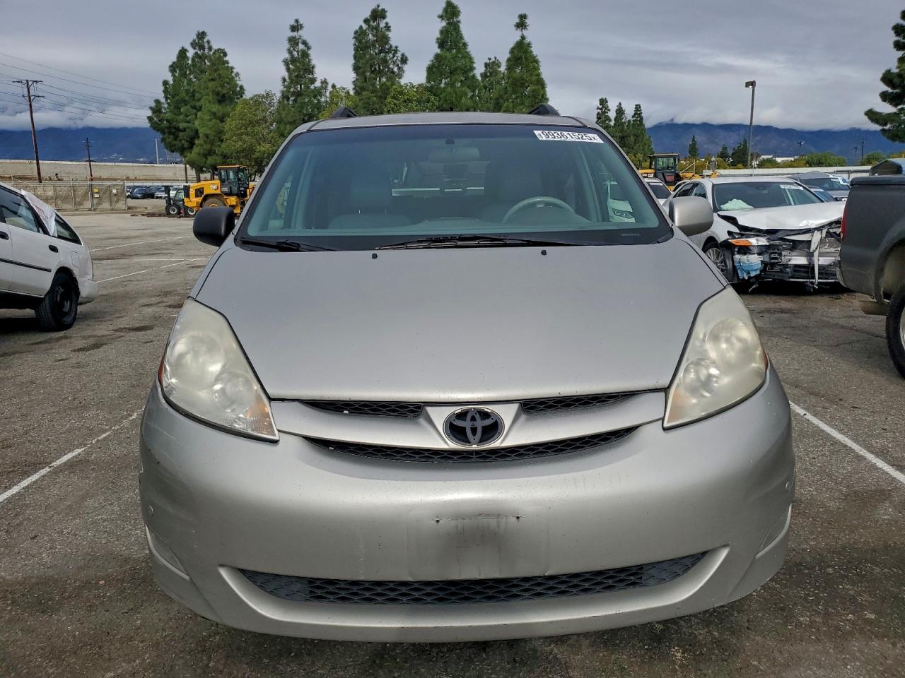 Toyota Sienna Xle Image 3